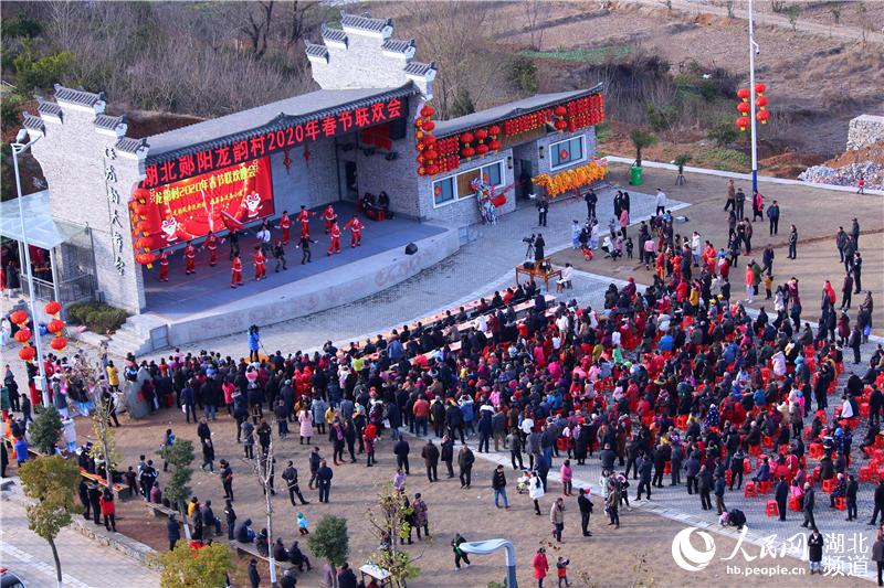 2020年1月19日，湖北省十堰市鄖陽區柳陂鎮龍韻村村民觀看文藝演出。