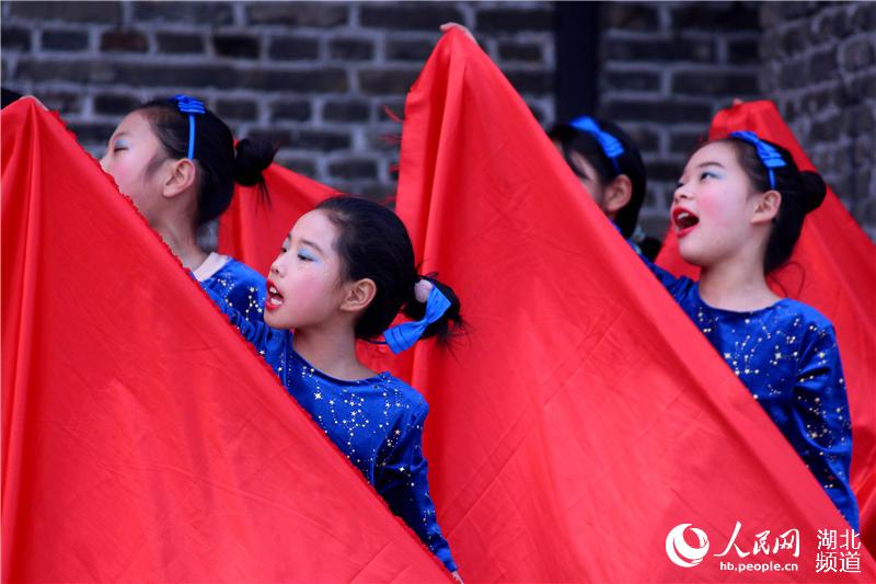 2020年1月19日，湖北省十堰市鄖陽區柳陂鎮龍韻村的孩子們表演文藝節目。