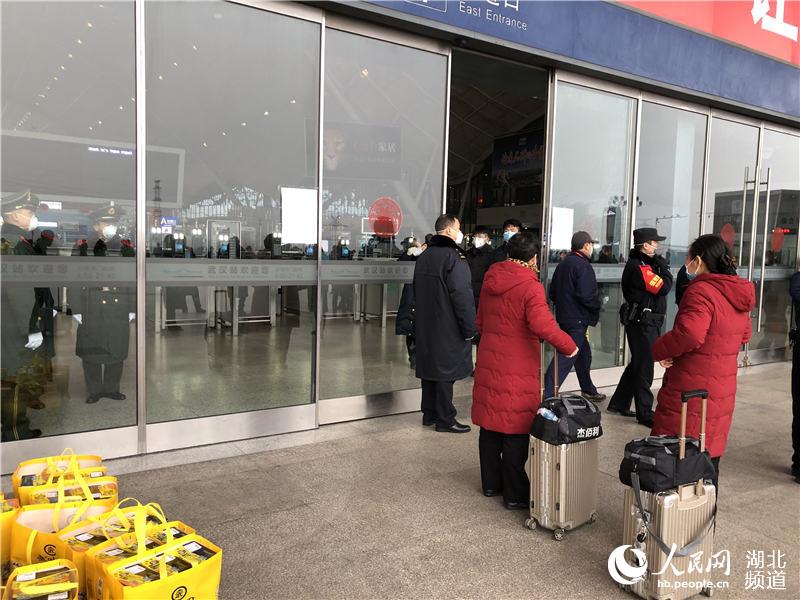 直擊武漢封城前半小時 市民等待最后一班地鐵離開【10】