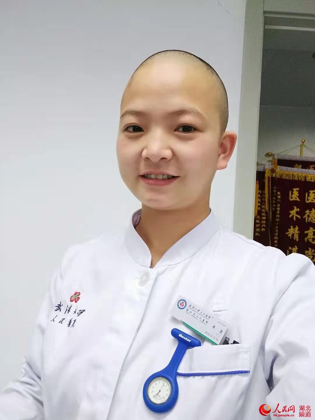 武漢90后女護士剃光及腰長發 為節約穿防護服時間【2】
