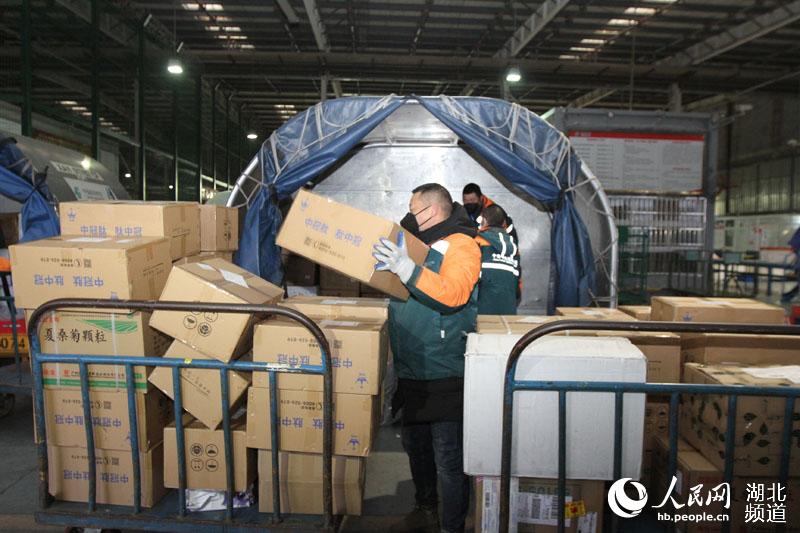 郵航專機裝載著新冠狀疫苗研發物料等應急物資飛抵武漢【3】