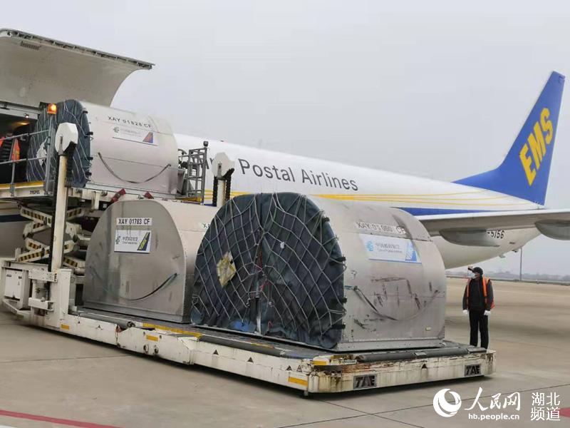 郵航專機裝載著新冠狀疫苗研發物料等應急物資飛抵武漢