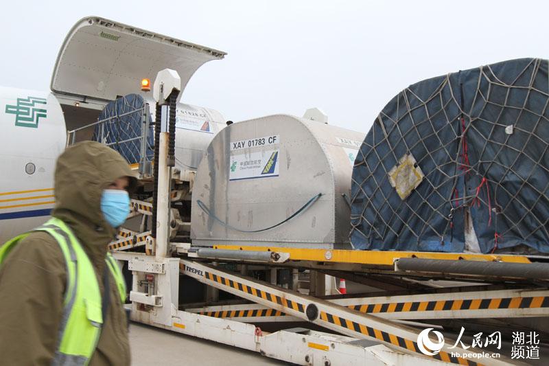 郵航專機裝載著新冠狀疫苗研發物料等應急物資飛抵武漢【2】