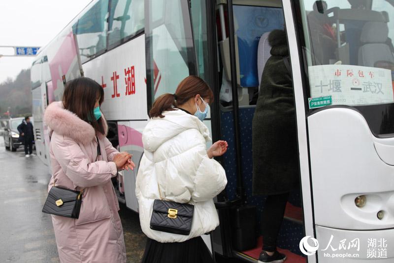 十堰交警開辟綠色通道助64名醫護人員返漢抗擊新型冠狀病毒肺炎【3】