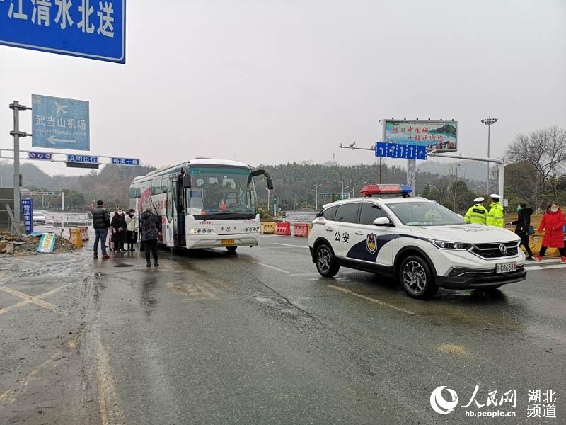 十堰交警開辟綠色通道助64名醫護人員返漢抗擊新型冠狀病毒肺炎