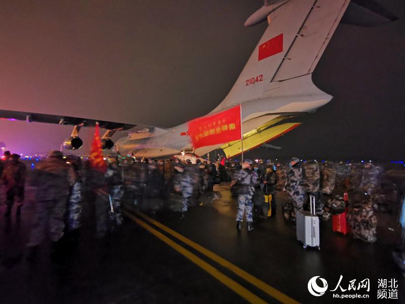 1月24日，湖北省軍區與軍地部門對接，派出車隊直接進駐機場，接抵軍隊支援醫療隊
