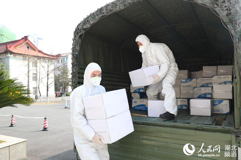 湖北省軍區從仙桃市向抗疫一線緊急調運支援