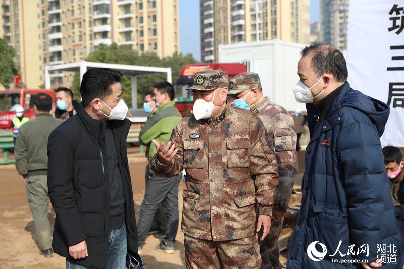 1月31日，湖北省軍區司令員馬濤趕赴武漢蔡甸火神山醫院查看建設進展 