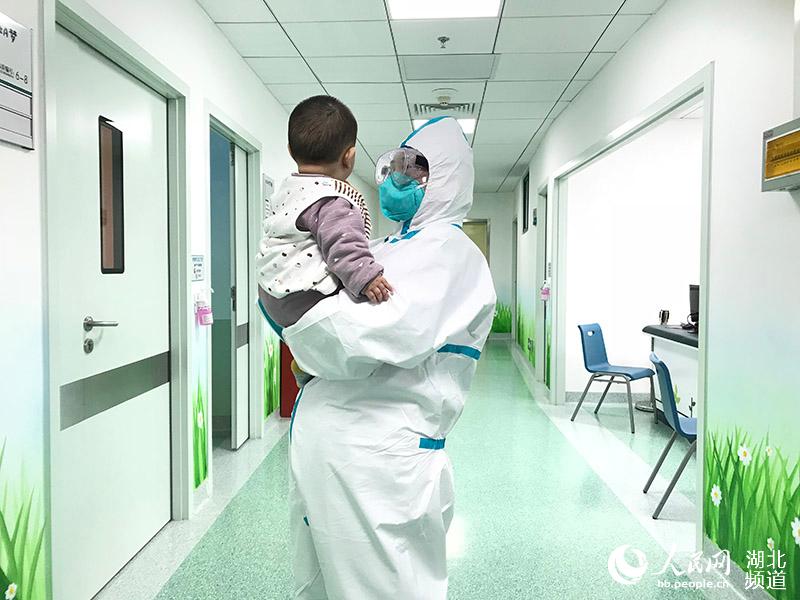 半歲患兒獨自留院隔離治療 醫護人員當起了超人“媽媽”【3】