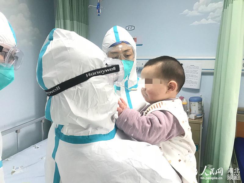 半歲患兒獨自留院隔離治療 醫護人員當起了超人“媽媽”【2】