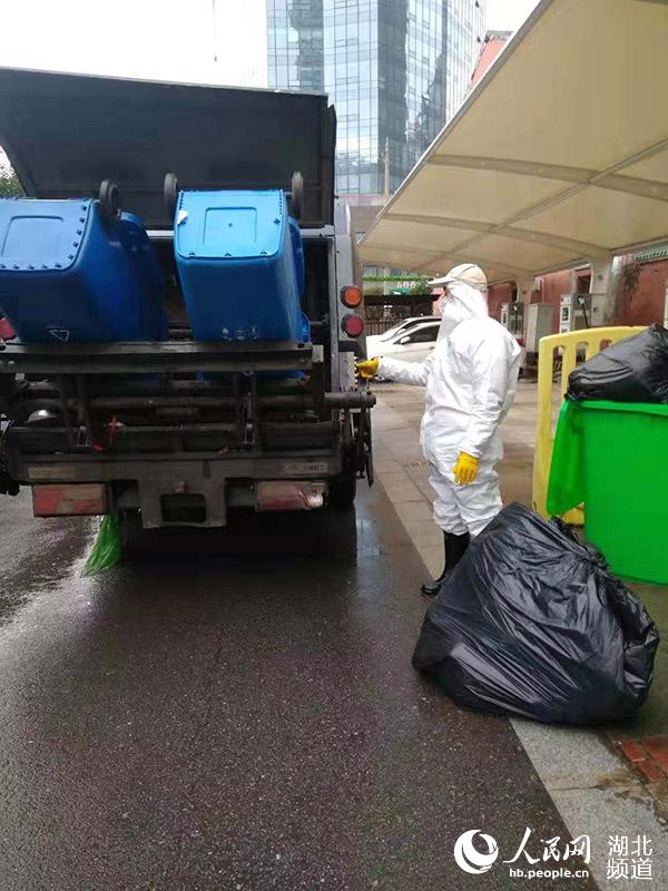 武漢首台全自動垃圾容器消毒車投入使用