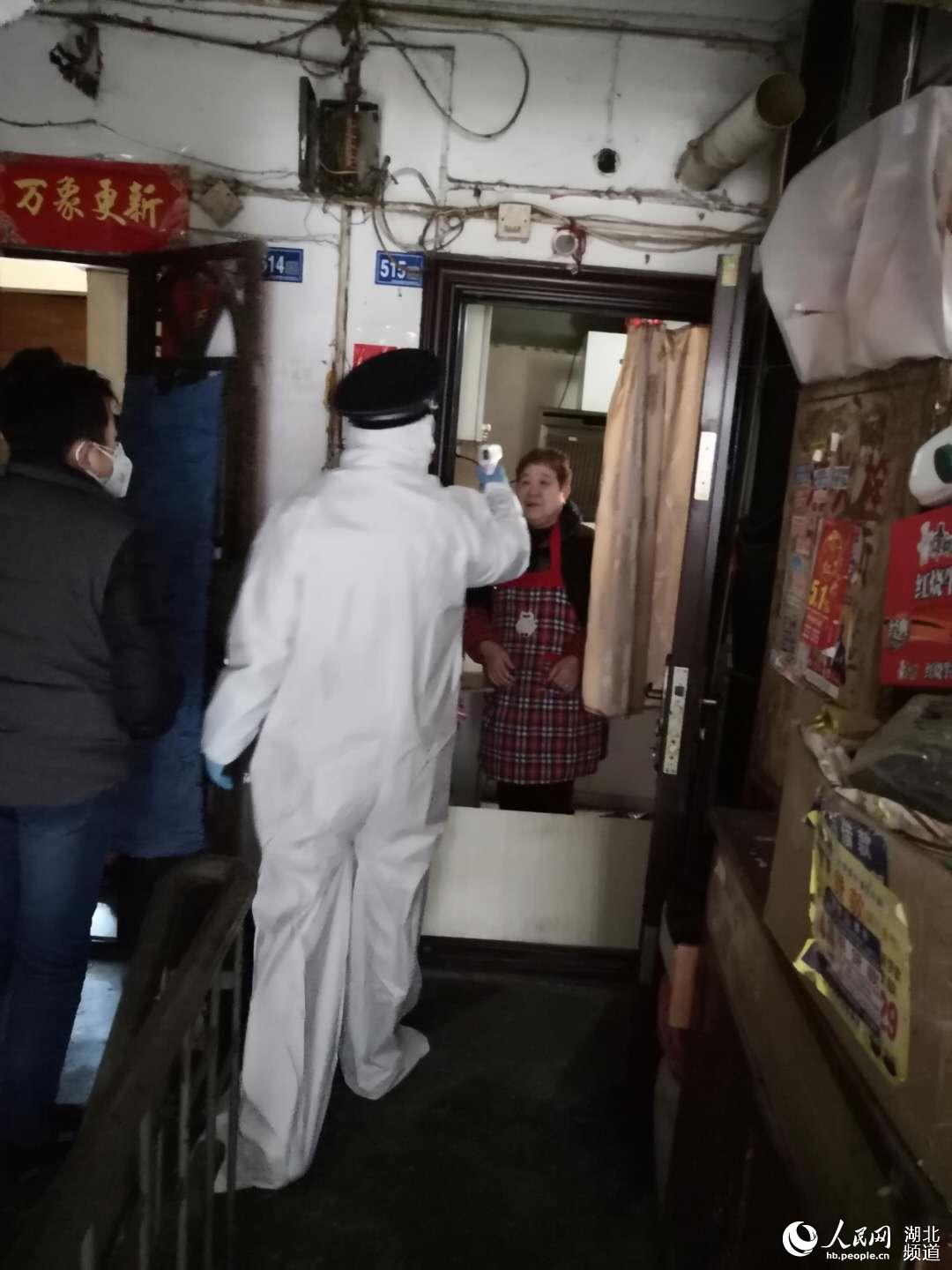 武漢城管隊員馳援社區入戶測體溫【2】