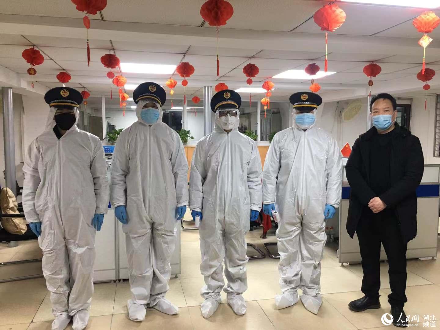 武漢城管隊員馳援社區入戶測體溫【10】
