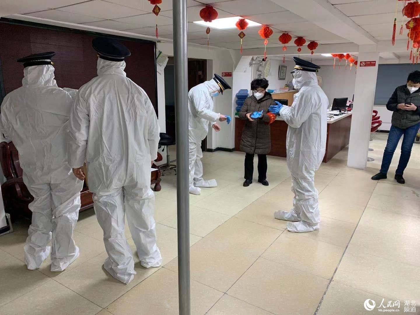 武漢城管隊員馳援社區入戶測體溫【8】