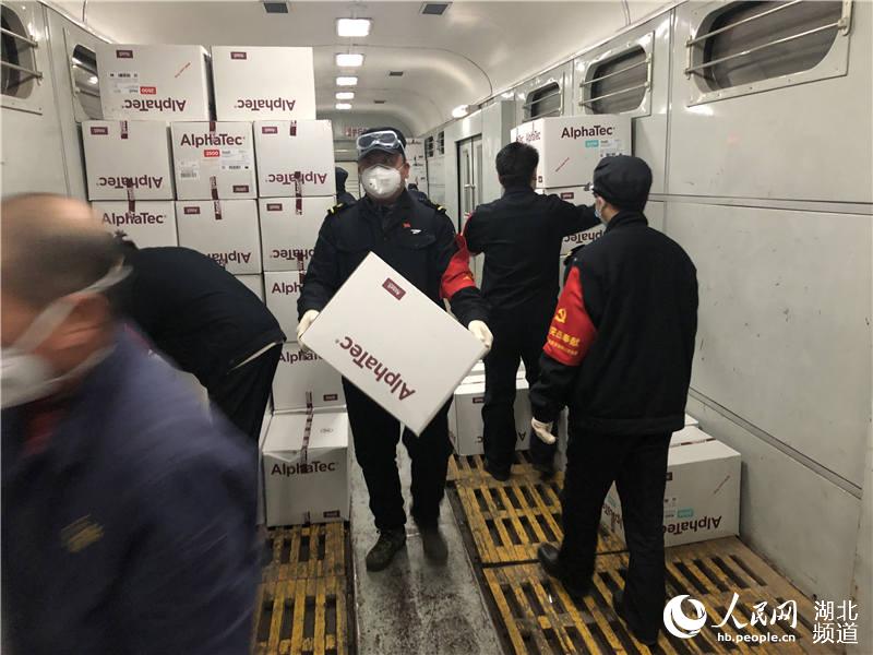 湖北武漢：防控救援物資到站 黨員火速馳援