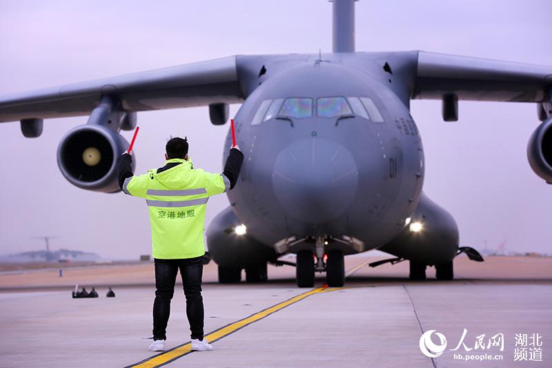 空軍11架運輸機抵漢 軍隊醫護再增援【2】