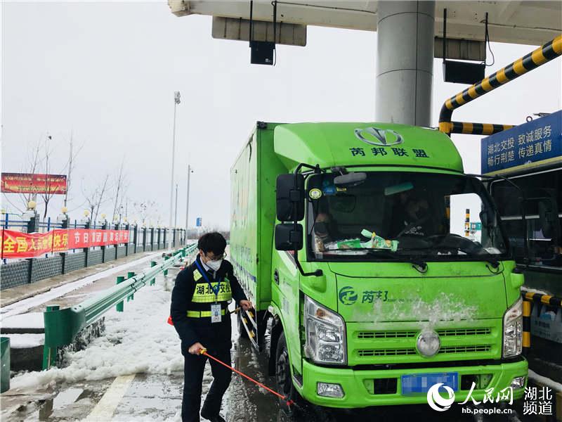 7.冰雪天氣下，為應急物資運輸車輛消毒