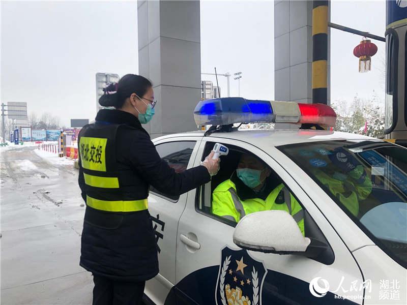 8.為執勤警察測量體溫