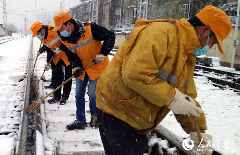武漢橋工段干部職工奔赴一線，除雪打冰，檢修設備，確保線路設備狀態良好。（趙福武 攝）