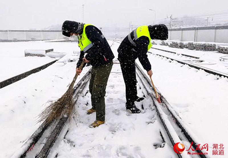 襄陽供電段組織職工掃除鐵路專用線道岔積雪。（曹振 攝）