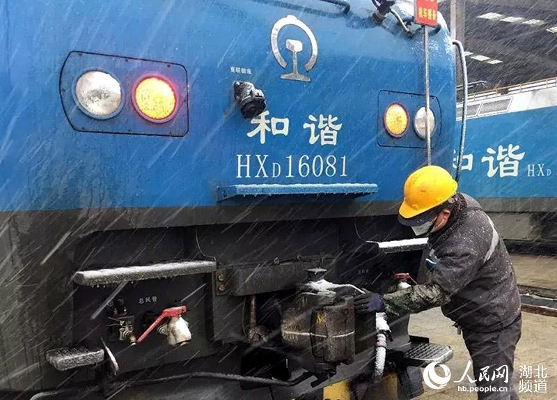 襄陽機務段對機車牽引、走行、制動系統等關鍵部位進行檢查，確保機車狀態良好。（彭正權 攝）