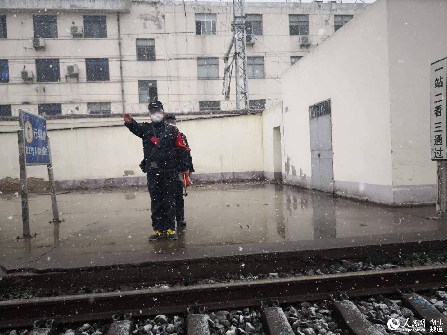 湖北襄陽:風雪中堅守在站台上的戰“疫”人【2】