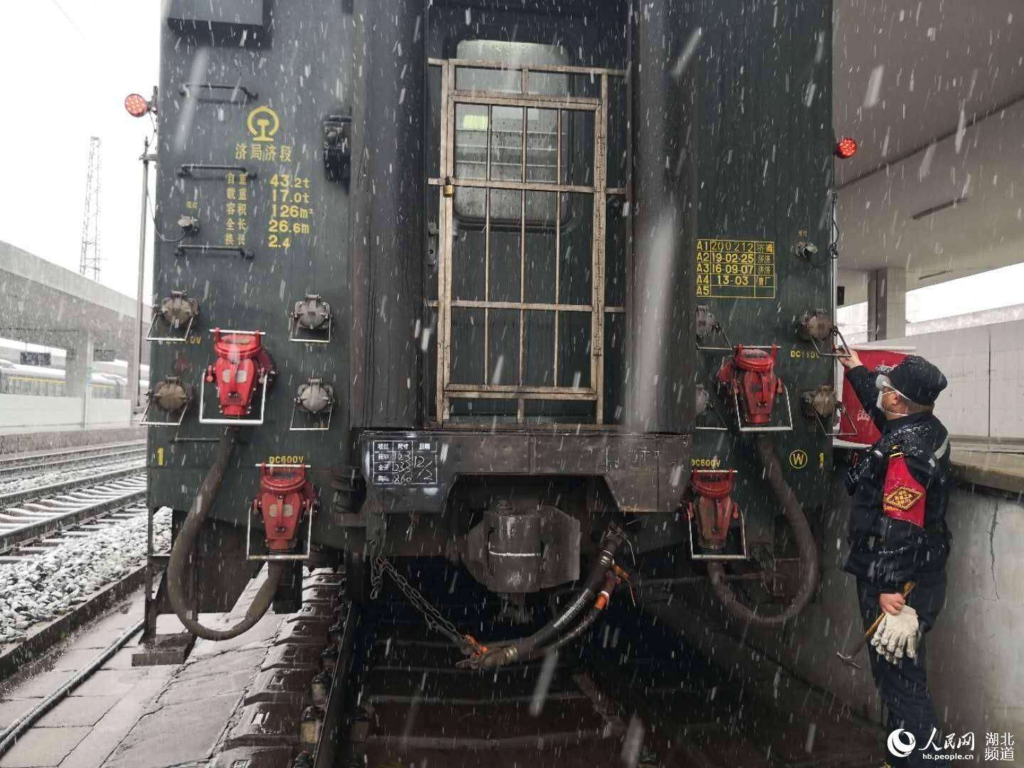 湖北襄陽:風雪中堅守在站台上的戰“疫”人