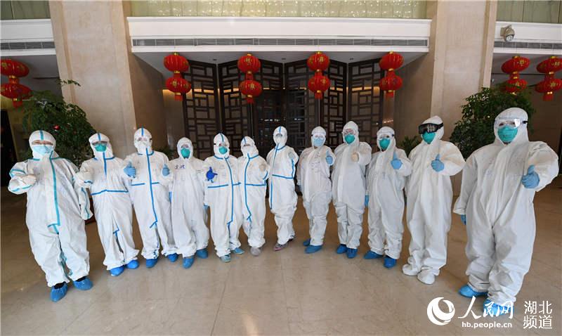 2020年2月17日，穿戴防護服的遼寧省對口支援湖北省襄陽市保康縣人民醫院醫療隊隊員為保康加油。