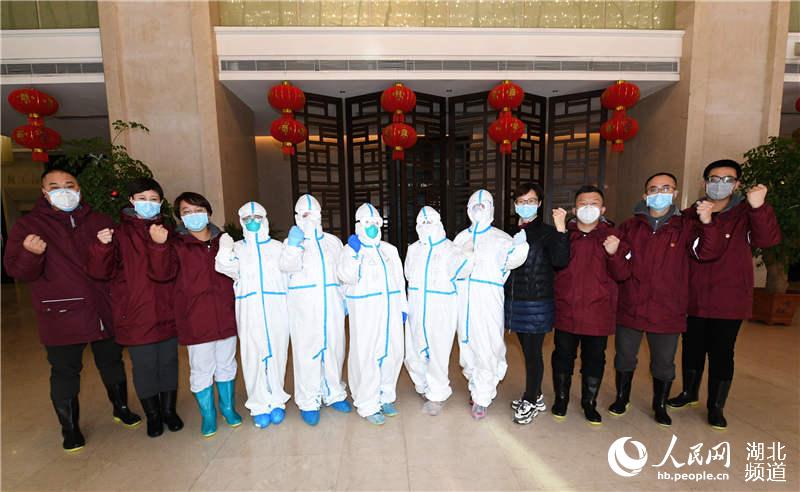 2020年2月17日，遼寧省對口支援湖北省襄陽市保康縣人民醫院醫療隊隊員12名隊員（遼寧省腫瘤醫院）。