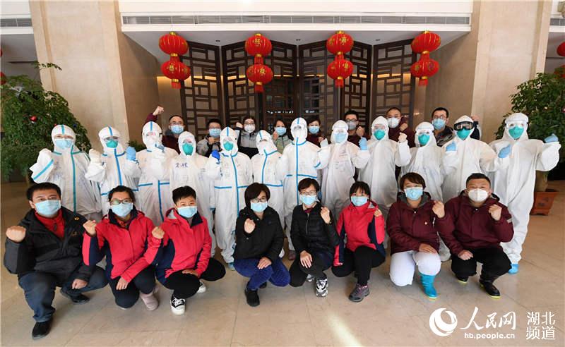 2020年2月17日，遼寧省對口支援湖北省襄陽市保康縣人民醫院醫療隊28名隊員防護培訓結束后合影。