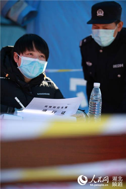 2月16日，在湖北省秭歸縣高速公路出入口，便衣女警王樂在查驗進出車輛及人員的通行証。