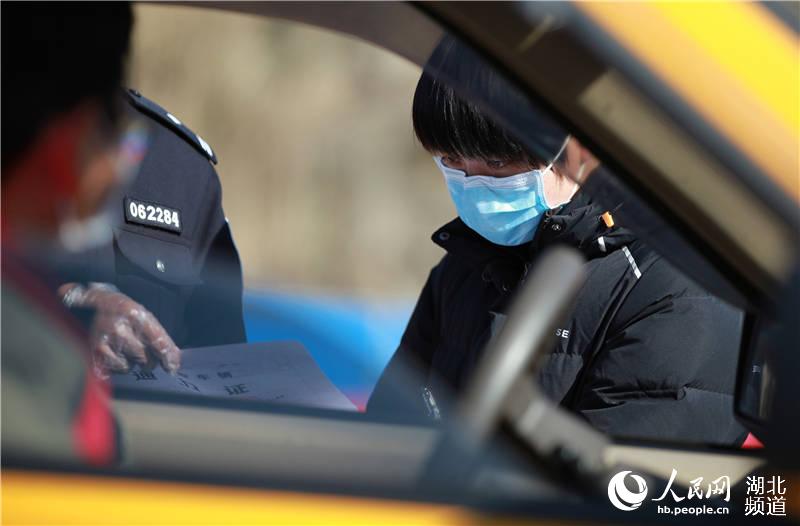2月16日，在湖北省秭歸縣高速公路出入口，便衣女警王樂要求車上人員出示通行証。