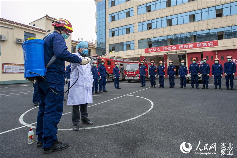 2020年2月29日，湖北省襄陽市消防指戰員進行消毒作業培訓。（楊東 蘇曉杰 攝）