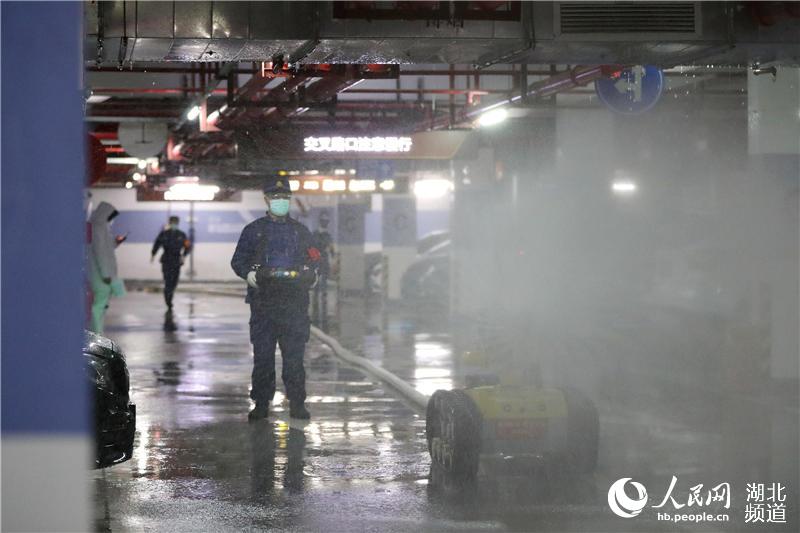 2020年3月1日，湖北省襄陽市消防指戰員使用消防機器人在襄城區一家小區地下停車場進行消毒作業。（楊東 蘇曉杰 攝）