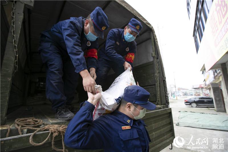 2020年3月2日，湖北省襄陽市，襄陽市消防救援支隊“119黨員突擊隊”隊員將化肥送到谷城縣冷集鎮。（楊東 蘇曉杰 攝）