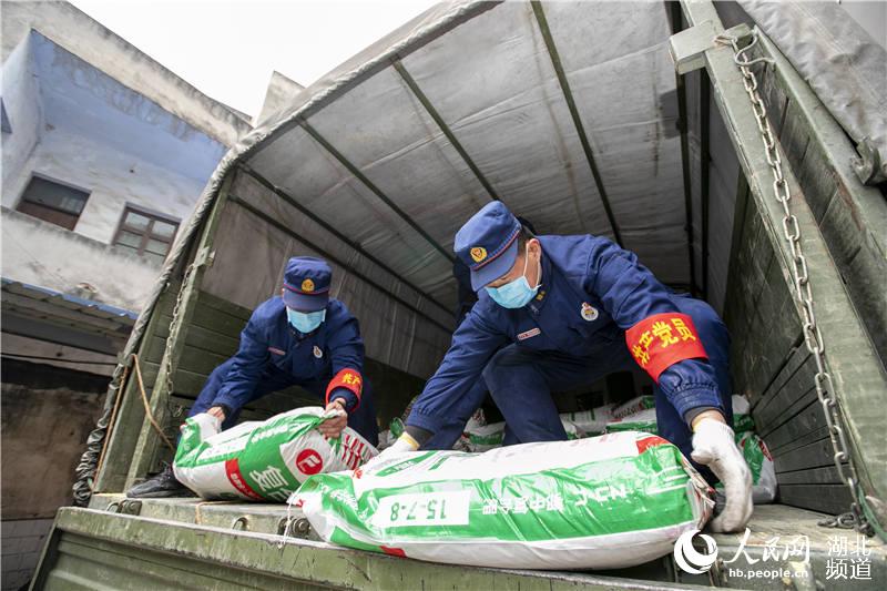 2020年3月2日，湖北省襄陽市，谷城縣經濟開發區聶家灘社區一化肥倉庫，襄陽市消防救援支隊“119黨員突擊隊”隊員將化肥產品裝車發貨。（楊東 蘇曉杰 攝）