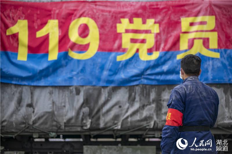 2020年3月2日，湖北省襄陽市，襄陽市消防救援支隊“119黨員突擊隊”隊員幫助谷城縣農戶運送春耕物資。（楊東 蘇曉杰 攝）