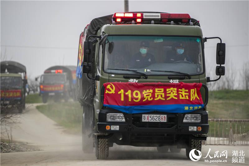 2020年3月2日，湖北省襄陽市，襄陽市消防救援支隊“119黨員突擊隊”幫助谷城縣農戶運送春耕物資。（楊東 蘇曉杰 攝）