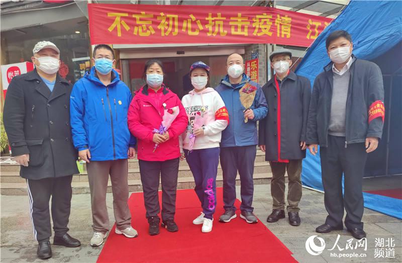 北京長生支援武漢醫療隊、湖南白求恩支援武漢醫療隊的領隊，與該校接待團隊留下難忘的瞬間。