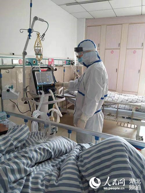 監利縣人民醫院感染科主任宋海林正在查看患者恢復情況。（陽丹 攝）