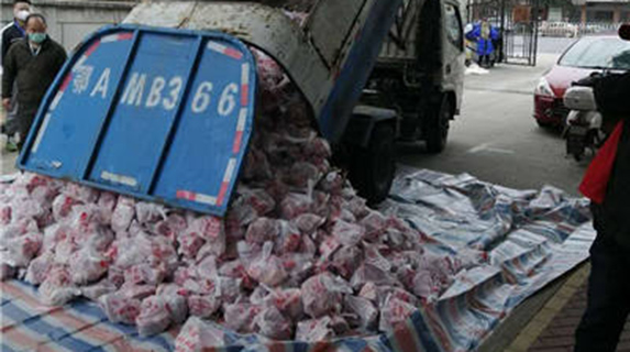 居民採購的政府平價肉，被用垃圾車運送