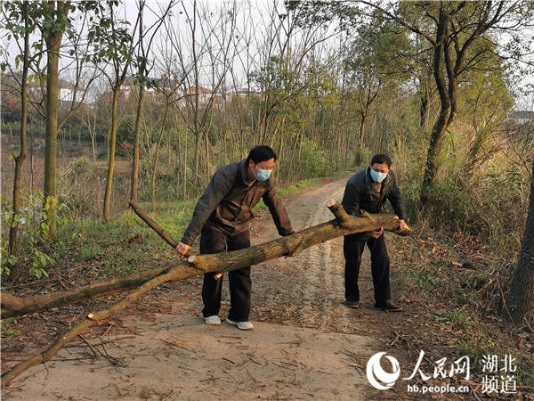 李平（左）與父親整理道路