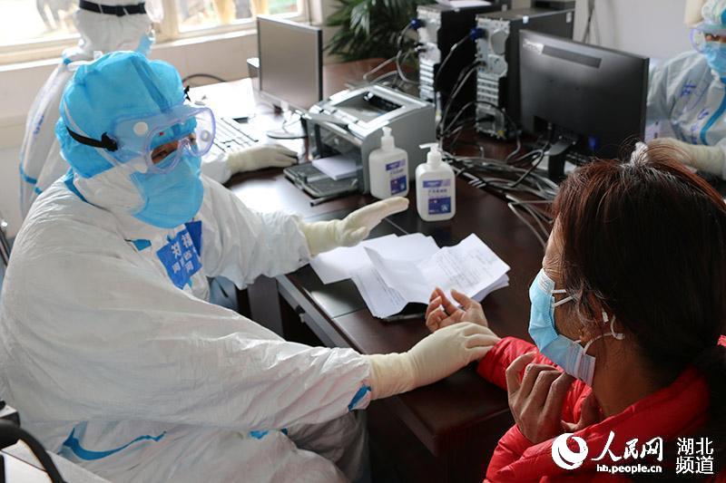 河南中醫院鄭福增副院長給患者號脈。攝影：金雨蒙 
