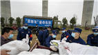 湖北省消防救援總隊襄陽支隊在防疫一線開展運輸物資、接送病人、高空救助等志願服務。