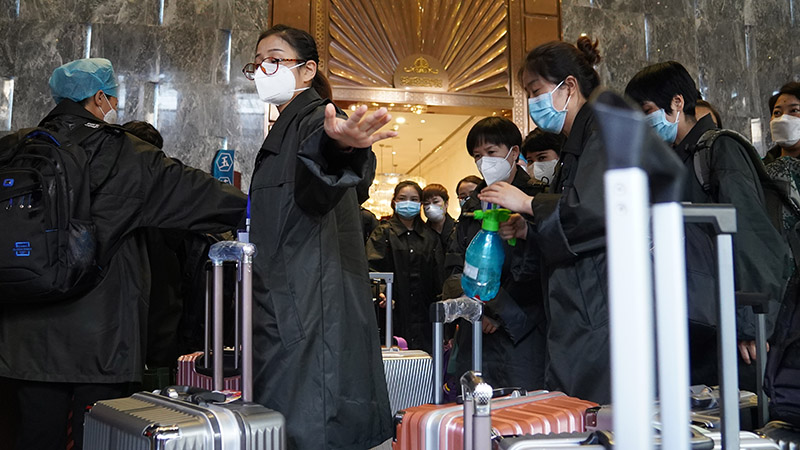 出發前，醫務人員在噴洒酒精消毒。攝影：吳曉青