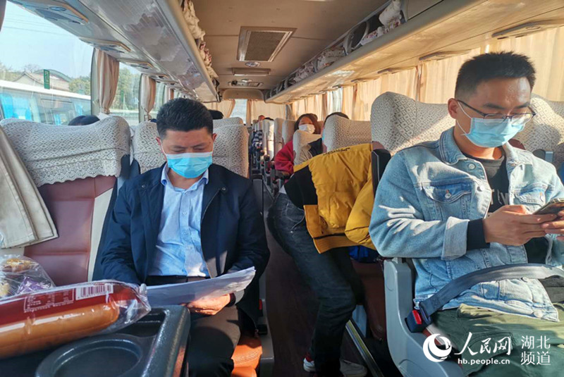 張志新全程帶隊，送外出務工人員到廣州務工（攝影：成果）