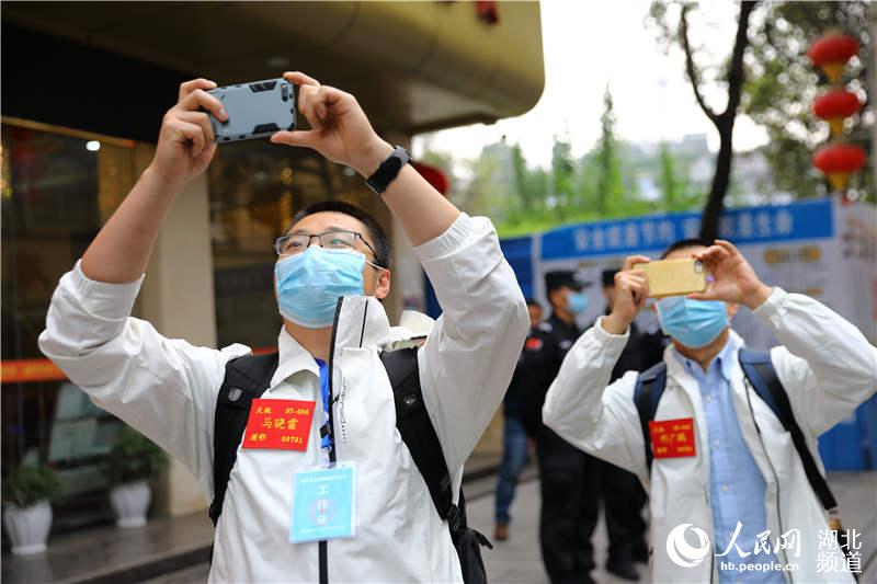 3月24日，天津市支援鶴峰醫療隊成員在離別前，不忘用手機拍下鶴峰的自然風光，留下美好回憶。