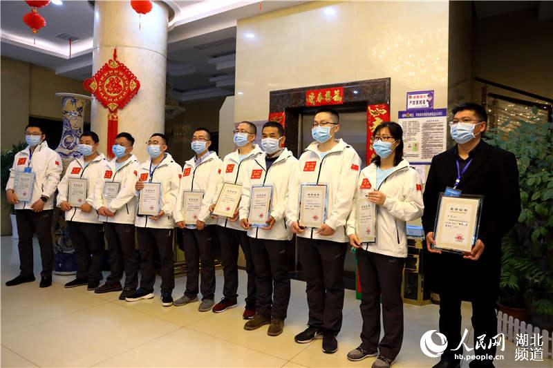 3月24日，鶴峰縣人民政府為天津市醫療隊成員頒發榮譽証書。