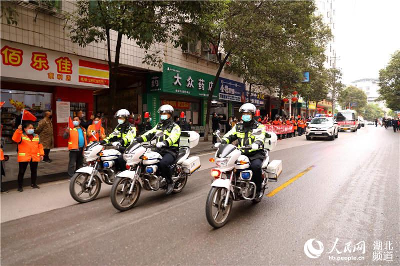 3月24日，鶴峰縣人民夾道歡送天津市醫療隊成員返程。