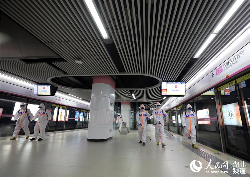3月26日，在武漢地鐵光谷廣場站內，消防員正在對該站站台區域進行全面消殺。